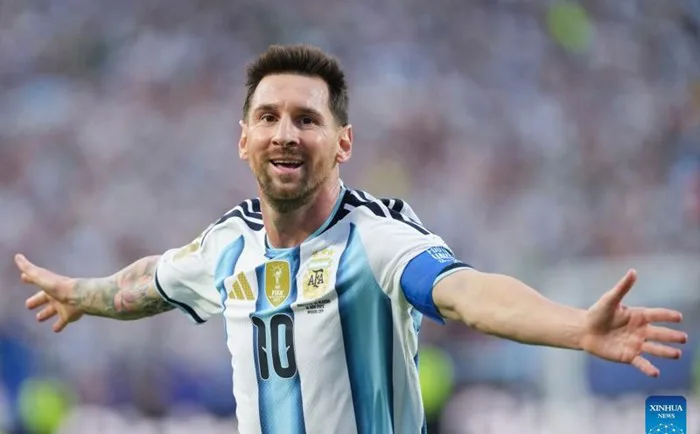 Mỹ Tâm khoe ảnh hôn gió và thả tim với Messi qua màn hình