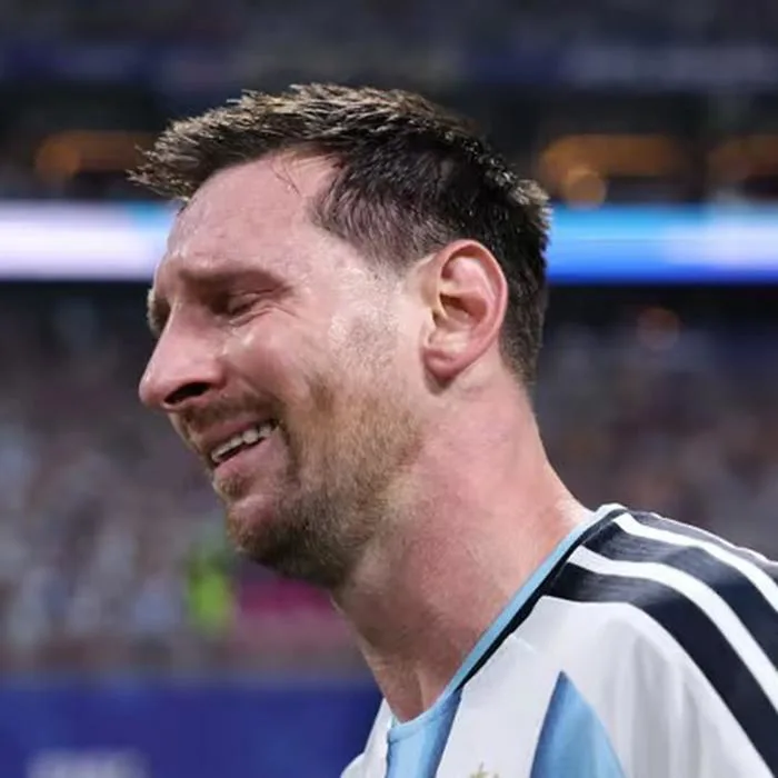 Messi khóc nức nở sau màn lội ngược dòng không tưởng trước Ai Cập - Tuổi  Trẻ Online