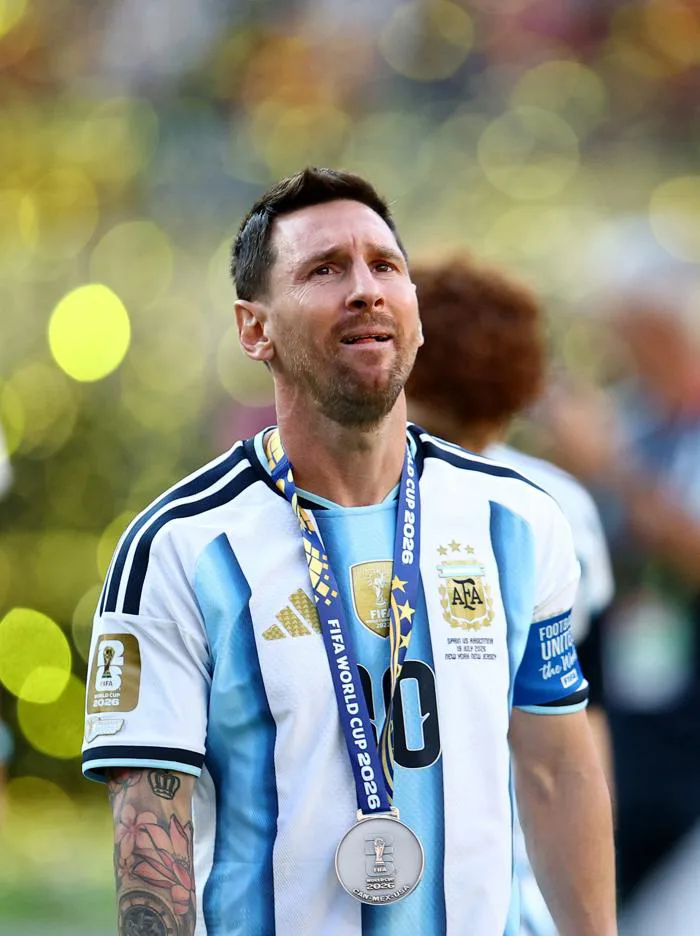 Messi khóc!