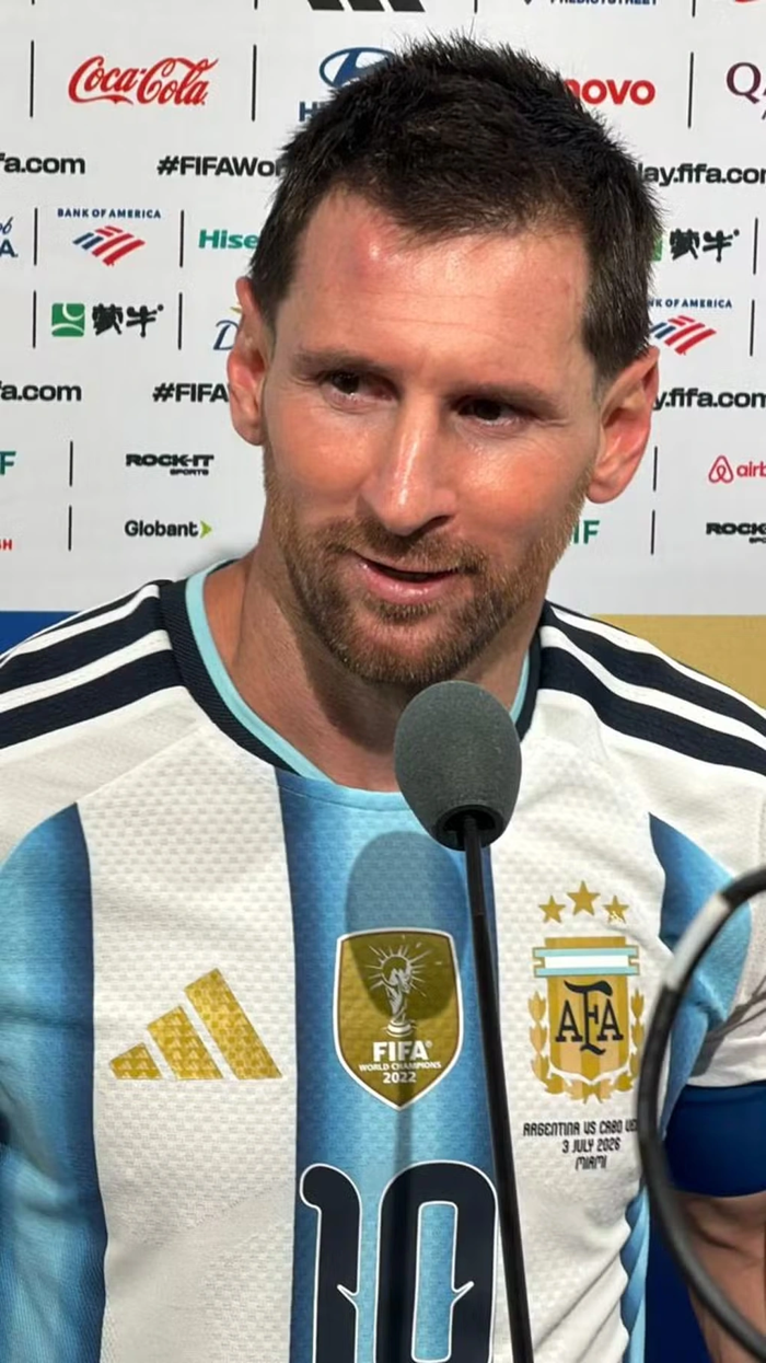Khoảnh khắc Messi bật cười khi các cầu thủ Cape Verde xếp hàng xin chụp ảnh  | Báo Dân trí