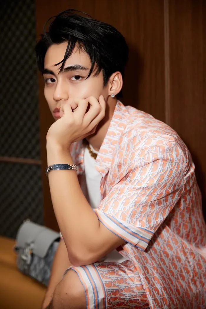 Nhịp Showbiz: MONO lưu diễn nước ngoài, Quốc Trường làm từ thiện ở Ấn Độ
