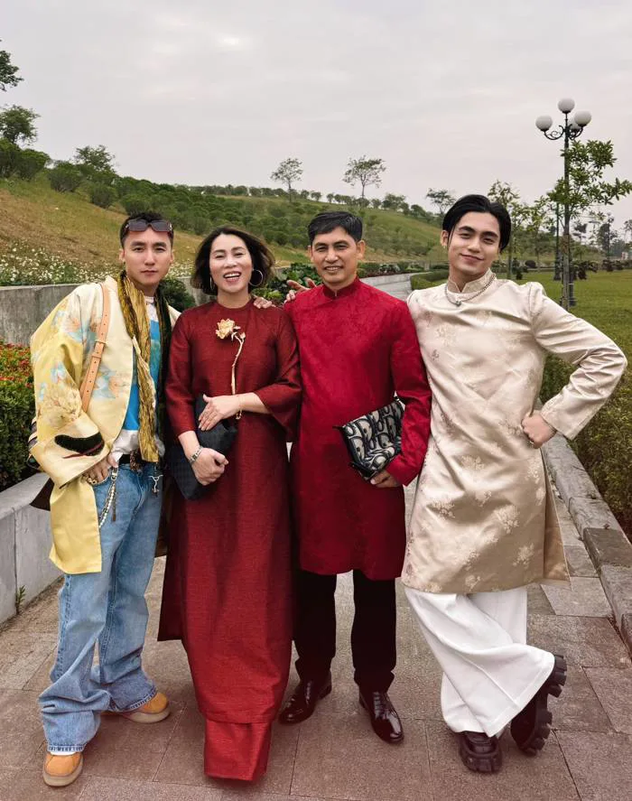 Bức ảnh xịn nhất Mùng 1 Tết: MONO - Sơn Tùng gấp đôi visual, cùng thông báo  1 chuyện cực mới của gia đình!