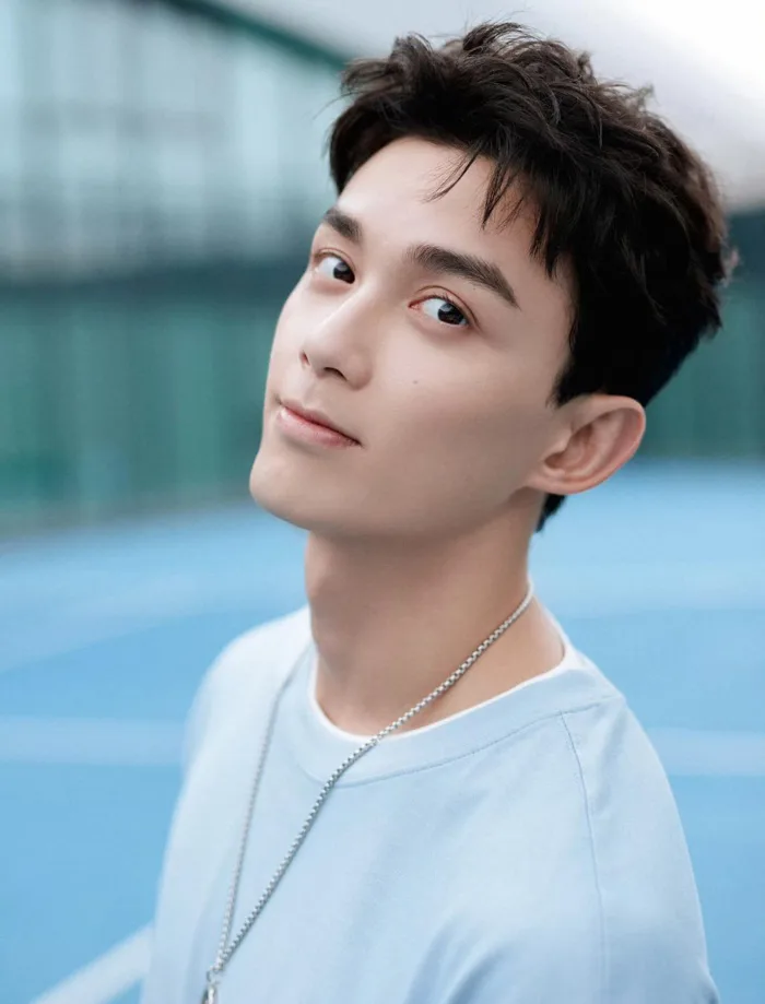 Tạo hình gây sốt của Ngô Lỗi trong buổi livestream cùng nhãn hàng, không  khác gì nam thần thanh xuân vườn trường | Phụ Nữ & Gia Đình