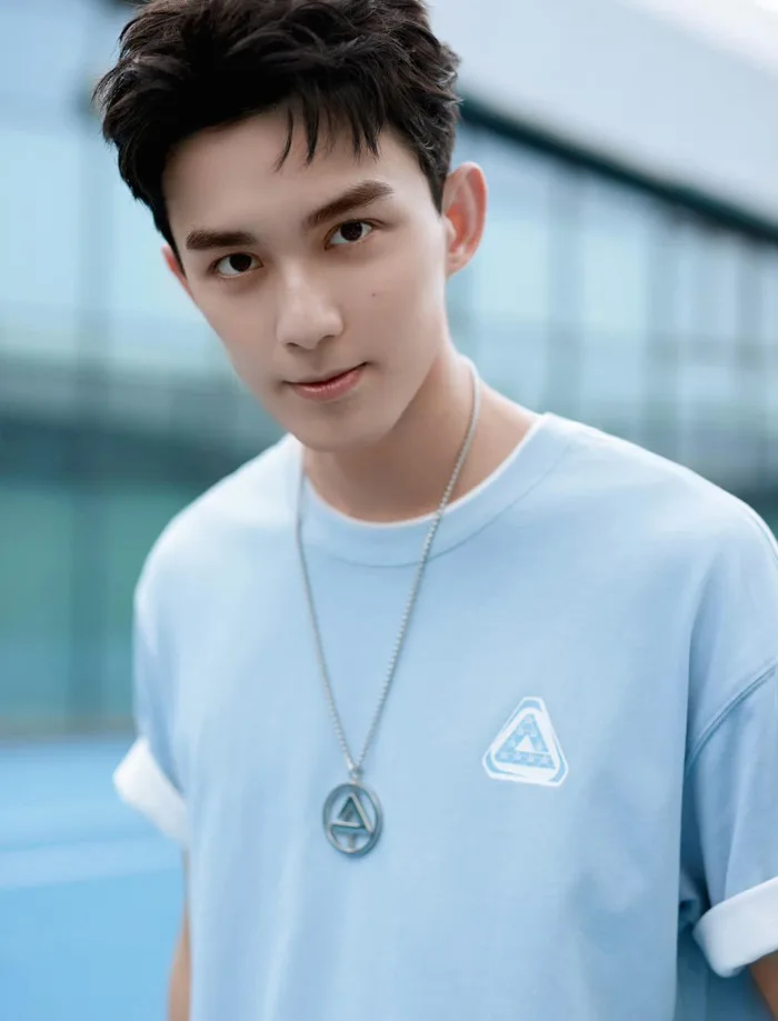 Tạo hình gây sốt của Ngô Lỗi trong buổi livestream cùng nhãn hàng, không  khác gì nam thần thanh xuân vườn trường | Phụ Nữ & Gia Đình