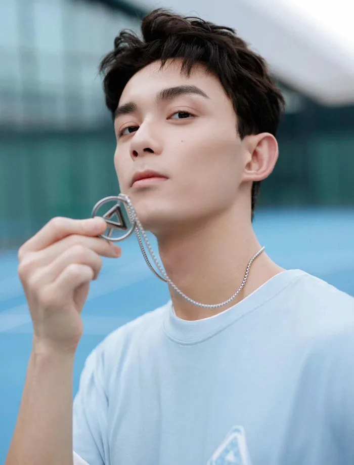 Tạo hình gây sốt của Ngô Lỗi trong buổi livestream cùng nhãn hàng, không  khác gì nam thần thanh xuân vườn trường | Phụ Nữ & Gia Đình