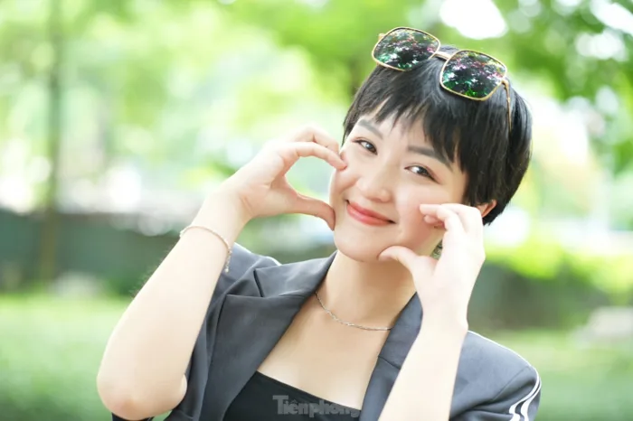 Ảnh ngoài đời của nữ diễn viên bị dìm nhan sắc trong 'Nơi giấc mơ tìm về'