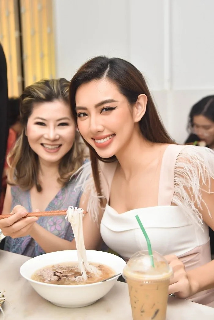 Dàn người đẹp Hoa hậu Hòa bình Thái Lan thưởng thức phở Việt