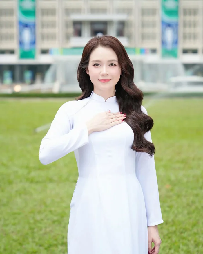 Hòa nhập xu hướng mặc áo dài mừng kỷ niệm 50 năm ngày 30/4 | Harper's  Bazaar Việt Nam
