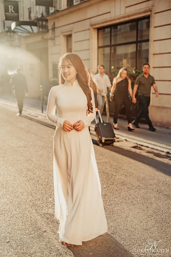 Cô gái Việt 'gây sốt' với bộ ảnh áo dài trắng lung linh giữa nắng chiều  Paris