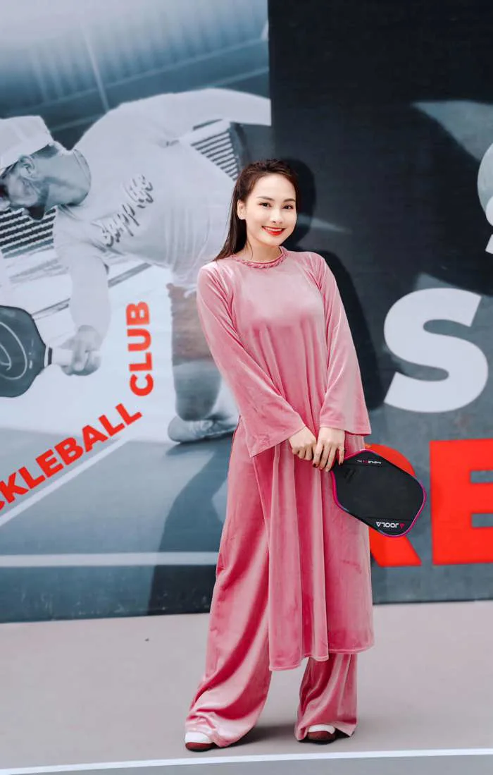 Nữ diễn viên nổi tiếng từng phải ngồi xe lăn vì pickleball trở lại mạnh mẽ,  diện cả áo dài ra sân 