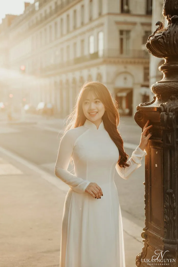 Cô gái Việt 'gây sốt' với bộ ảnh áo dài trắng lung linh giữa nắng chiều  Paris