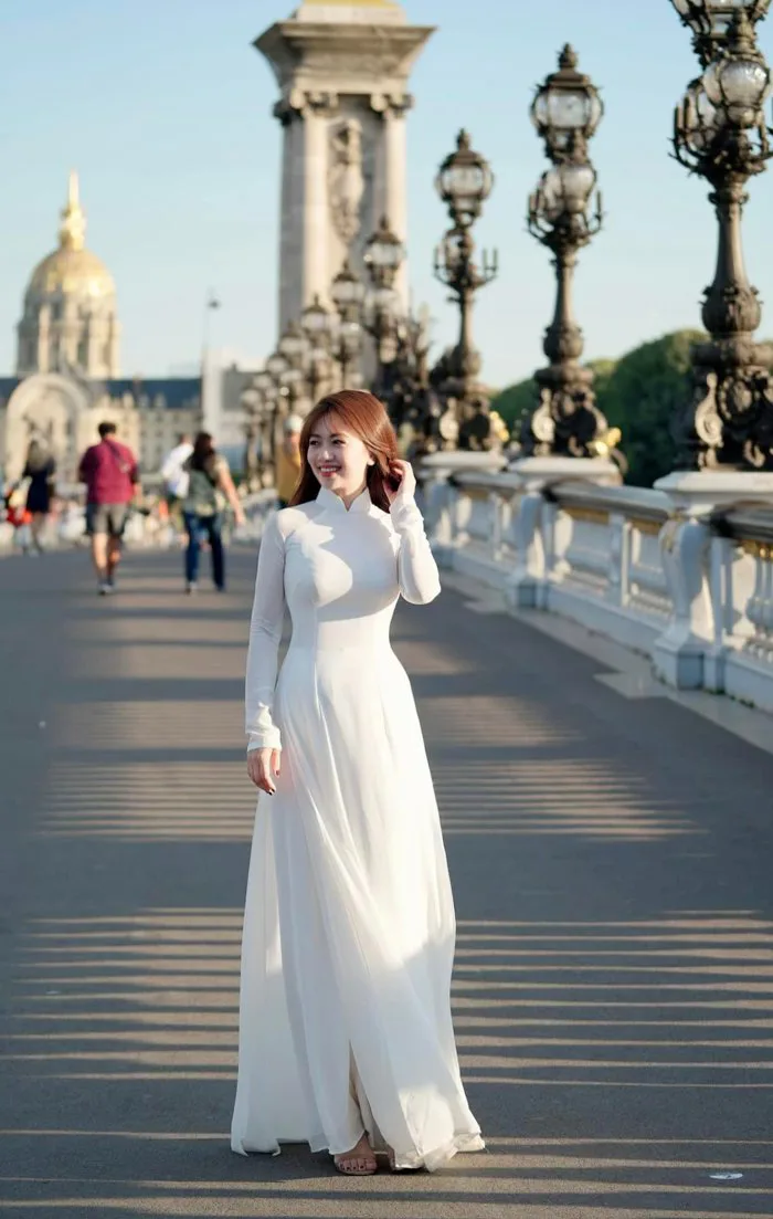 Cô gái Việt 'gây sốt' với bộ ảnh áo dài trắng lung linh giữa nắng chiều  Paris