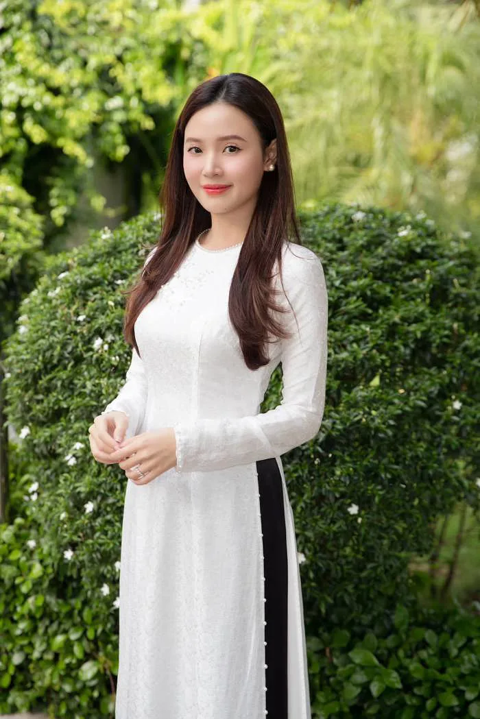 Chấm điểm các cô giáo nổi tiếng nhất Vbiz mặc áo dài: Midu đẹp nền nã, Phạm  Hương gây bất ngờ