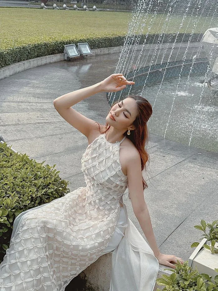 Học mỹ nhân Việt cách mặc áo dài quý phái, sang trọng dịp tết này