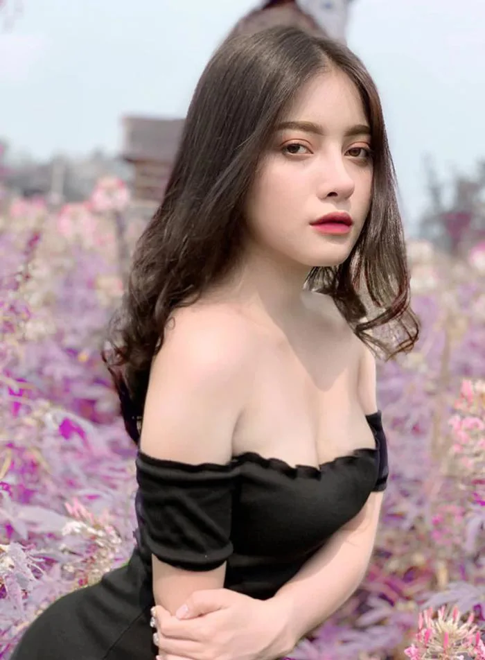 Cô gái nổi tiếng vì mặc áo dài quá đẹp, ảnh đời thường còn bất ngờ hơn |  Báo Dân trí