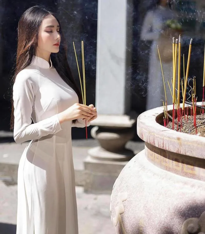 Người đẹp Việt mặc áo dài mỏng chụp ảnh chốn trang nghiêm gây bức xúc