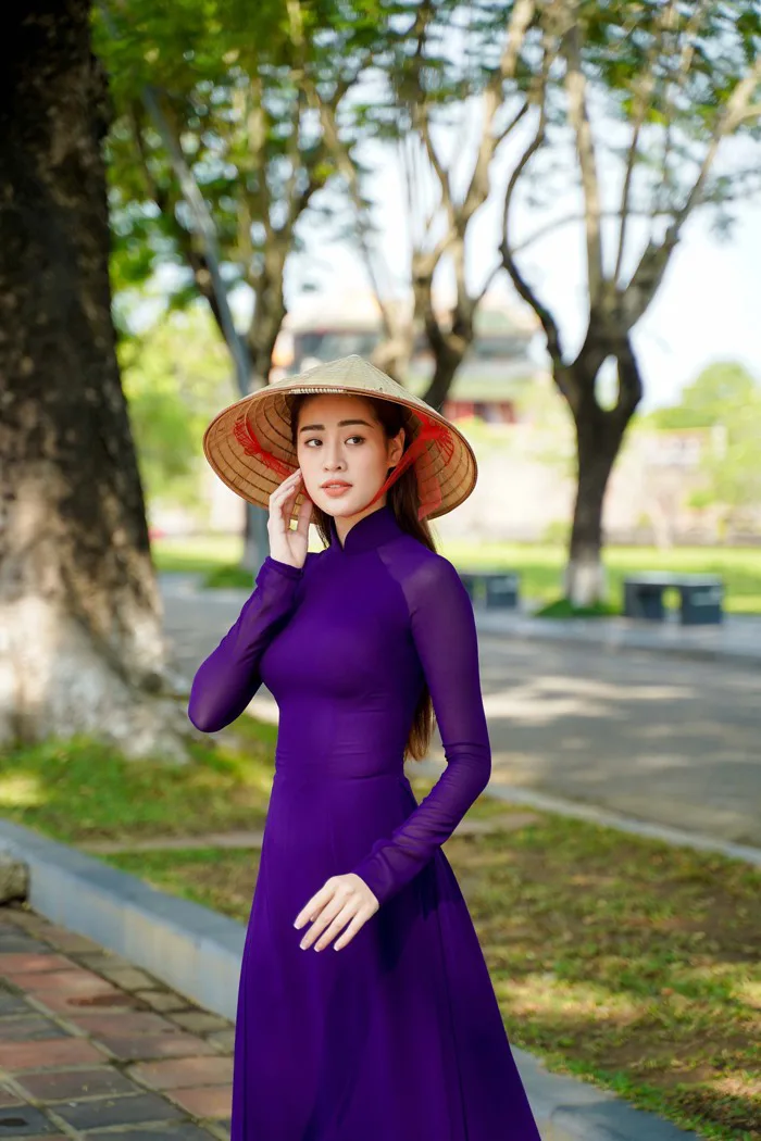 Hoa hậu hoàn vũ Khánh Vân diện áo dài tím, khám phá xứ Huế