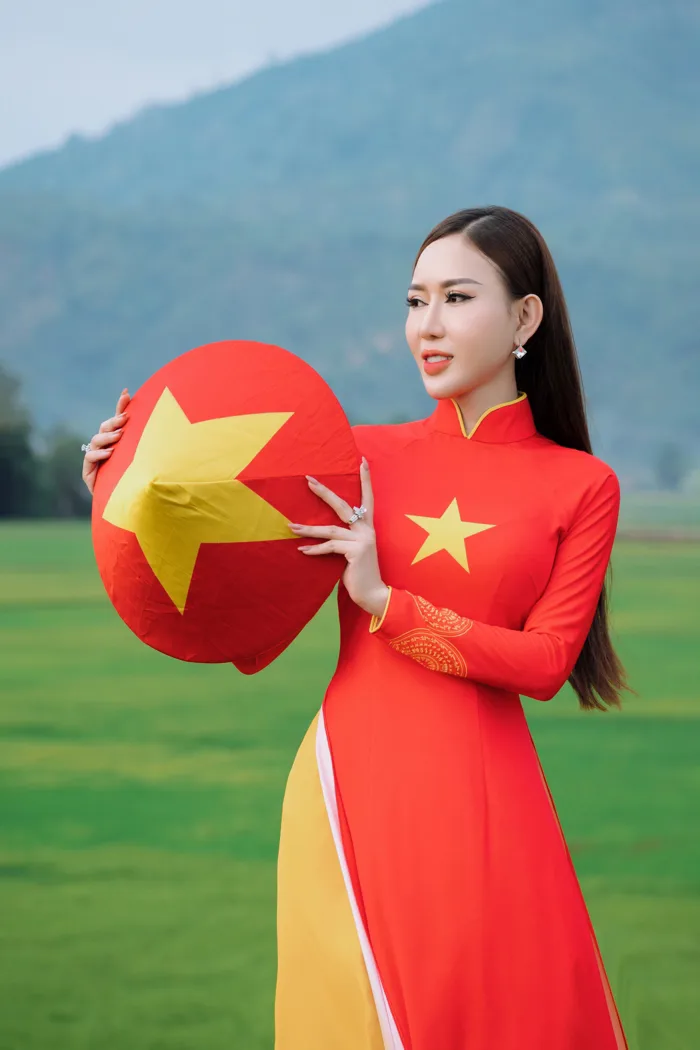 Người đẹp mặc áo dài cờ đỏ sao vàng gây sốt là ai? - Báo Người Lao Động