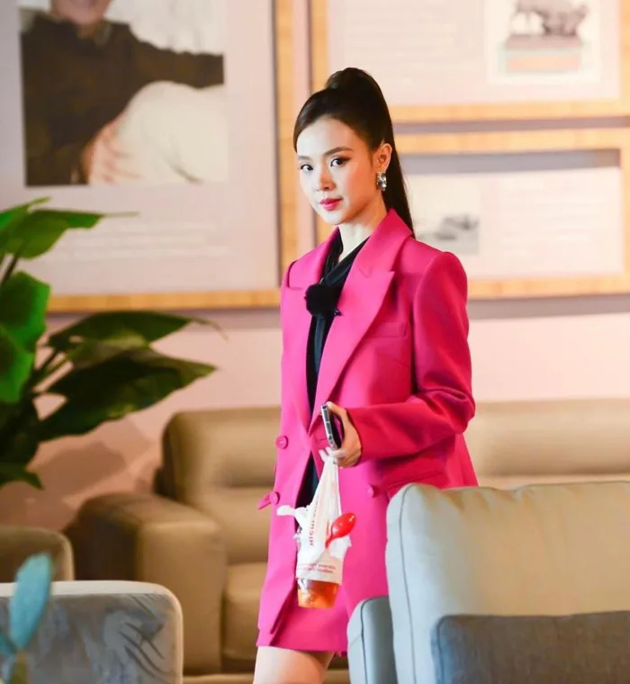 Mỹ nhân Việt diện vest: Hoa hậu Thùy Tiên quyền lực, Midu chuộng style  thanh lịch