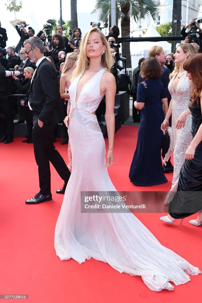 Thảm đỏ Cannes ngày 8: Nữ hoàng thoát y sexy không thể rời mắt, 