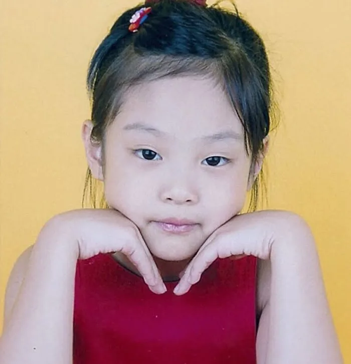 Ảnh Jennie Blackpink: Biết nhìn chằm chằm đầy quyến rũ từ nhỏ