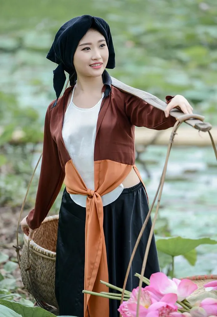 Dáng hình người phụ nữ Việt xưa trong bộ ảnh mùa sen | Báo Dân trí
