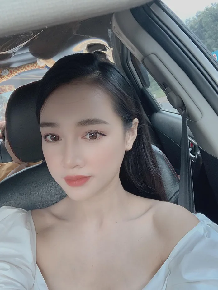 Nhã Phương xinh đẹp khi khoe ảnh selfie - Saostar.vn