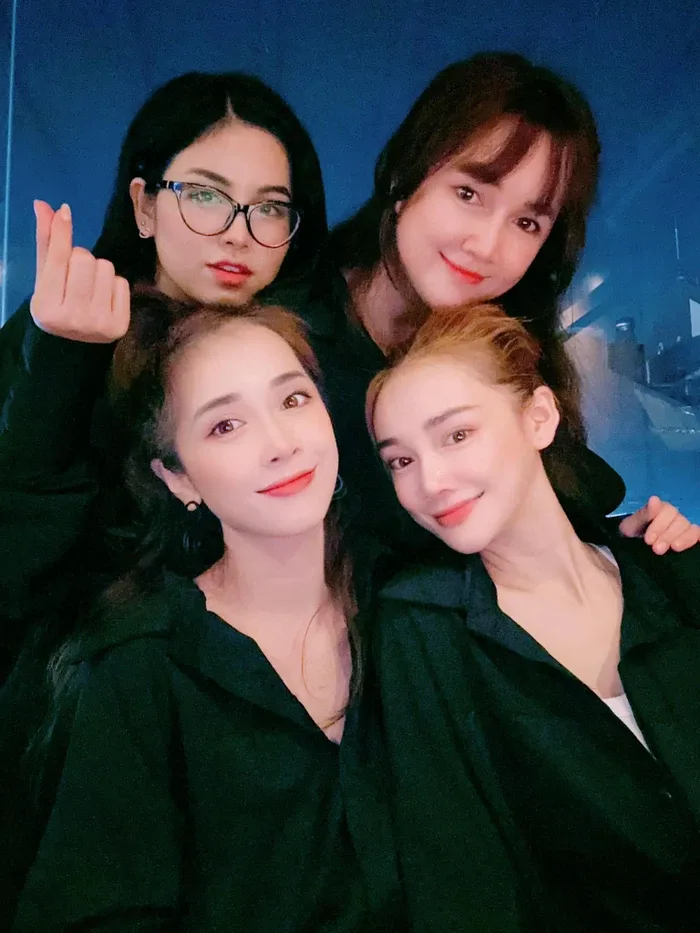 Nhã Phương khoe ảnh bên bố mẹ đẻ, đúng chuẩn 'nhà có 5 nàng tiên' -  Saostar.vn