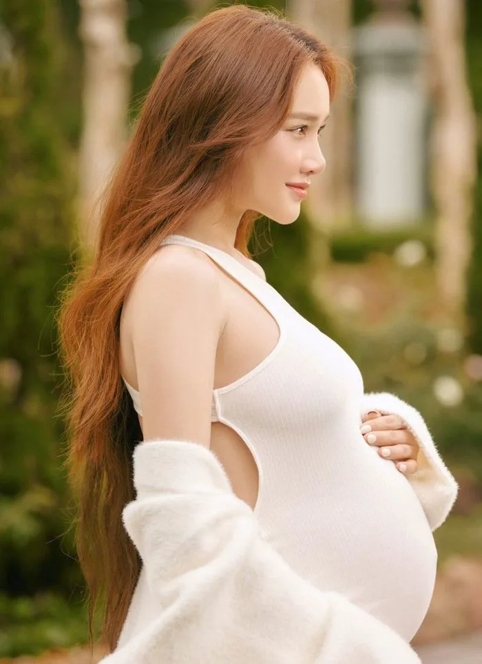 Trường Giang - Nhã Phương khoe bộ ảnh kỷ niệm 5 năm ngày cưới, nhan sắc mẹ  bầu gây chú ý