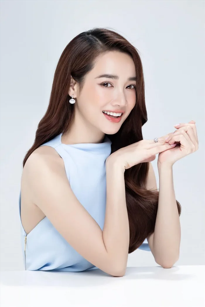 Nhã Phương đẹp tựa nàng thơ, tiết lộ hôn nhân viên mãn với Trường Giang
