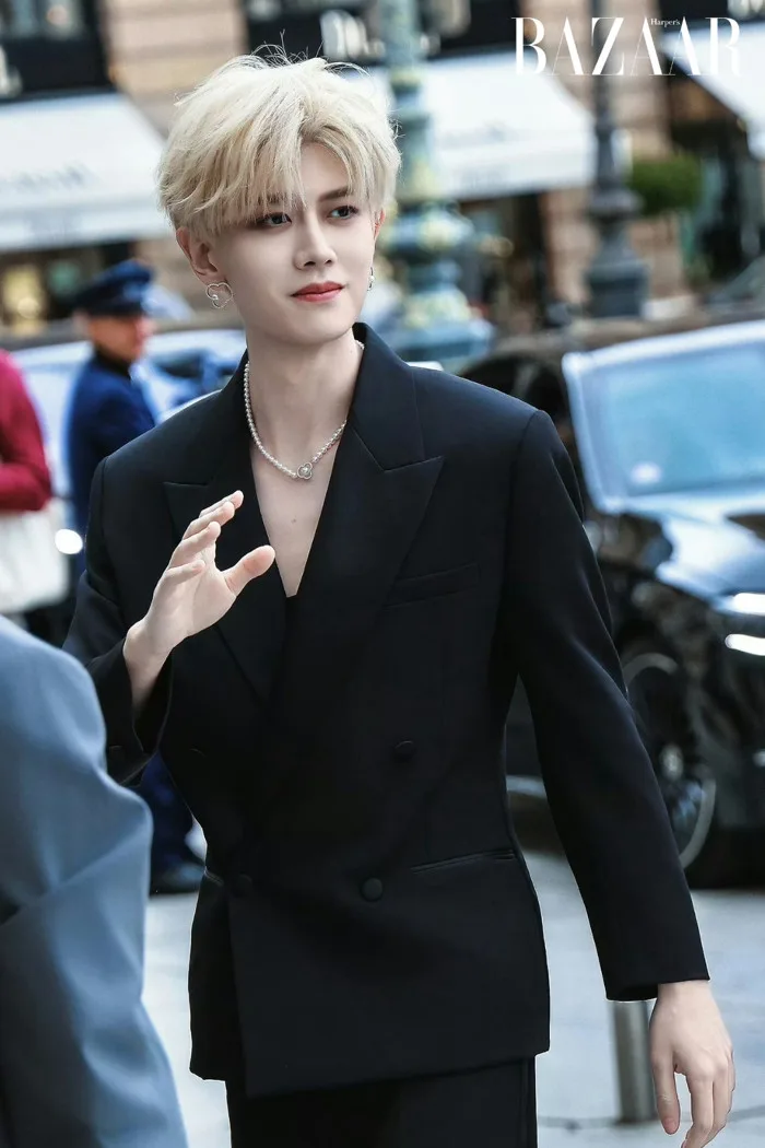 Nhậm Gia Luân hóa hoàng tử tóc vàng truyện tranh với trang sức Tasaki |  Harper's Bazaar Việt Nam