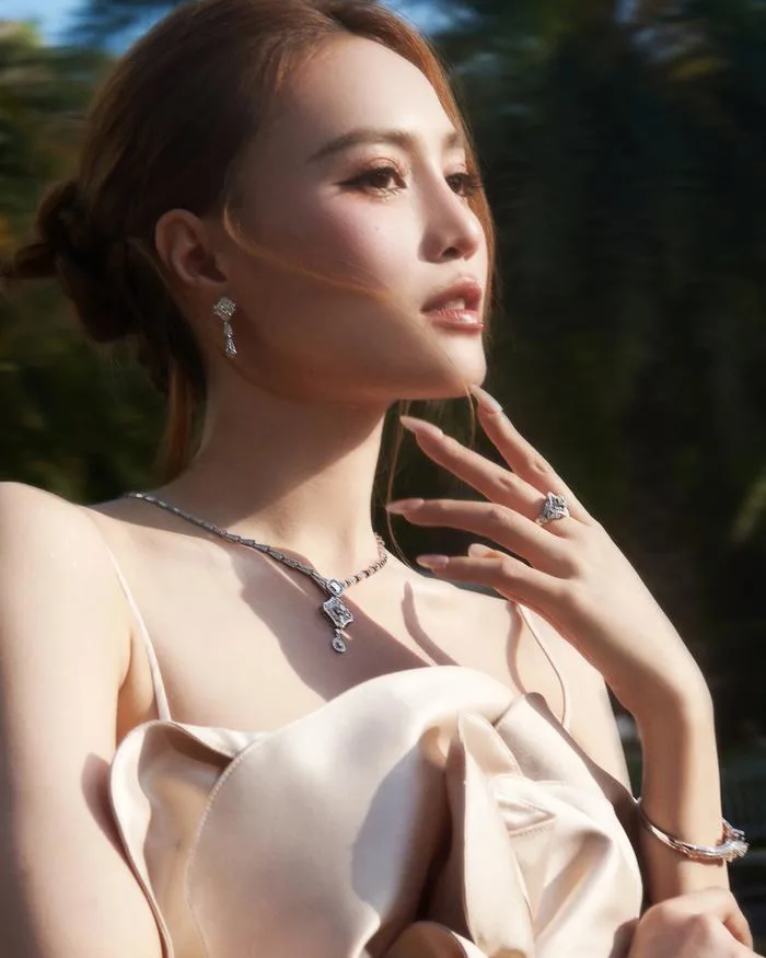 Ninh Dương Lan Ngọc đeo trang sức trăm triệu đi sự kiện