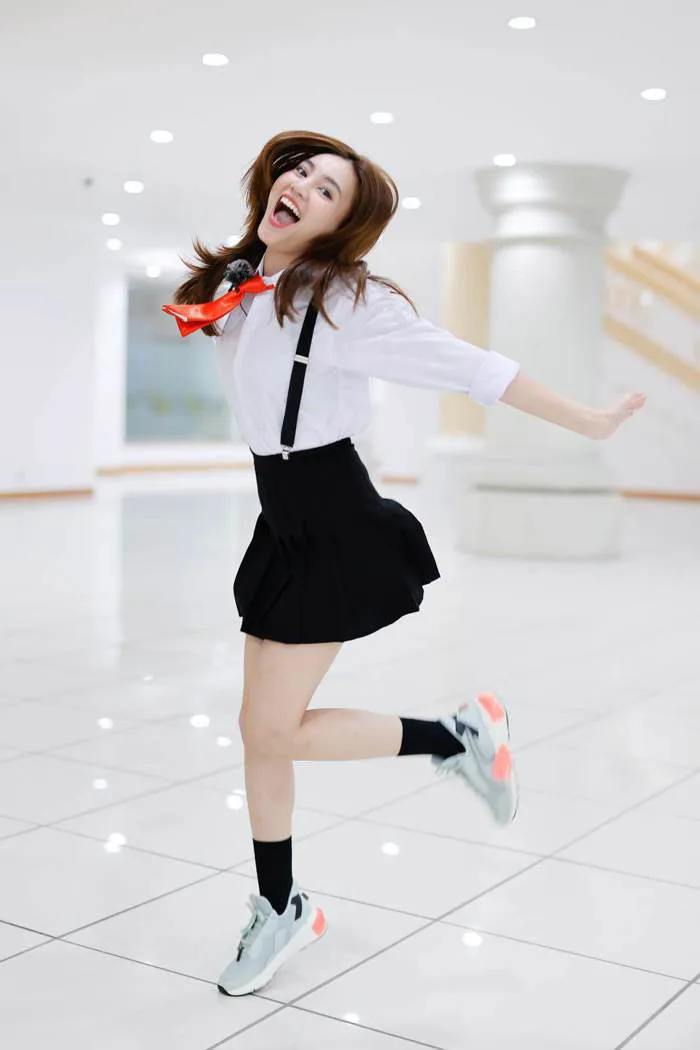 Ninh Dương Lan Ngọc hoá nữ sinh, mặc váy ngắn, khoe chân thon dài