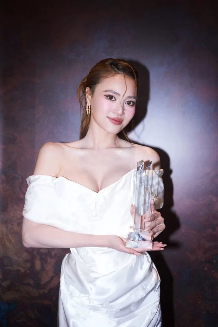 Ninh Dương Lan Ngọc thắng giải “Female Icon of the Year”