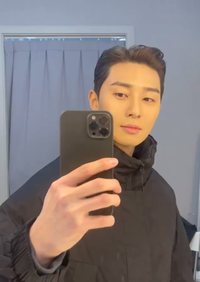 Netizen soi được Park Seo Joon chỉ có duy nhất một kiểu selfie, camera xịn  coi như bỏ đi!