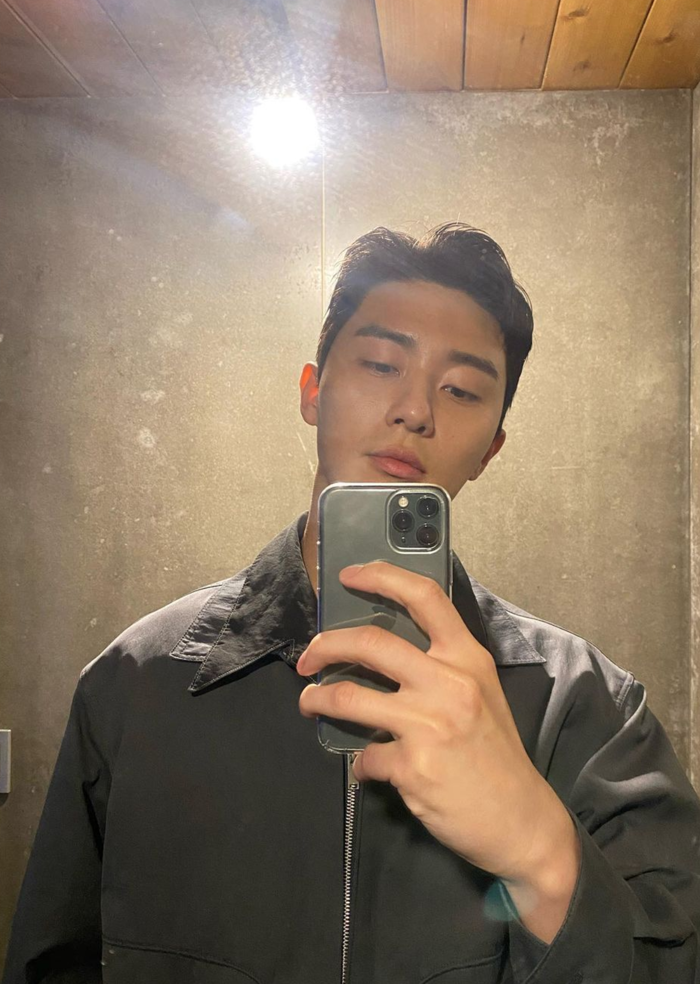 Netizen soi được Park Seo Joon chỉ có duy nhất một kiểu selfie, camera xịn  coi như bỏ đi!