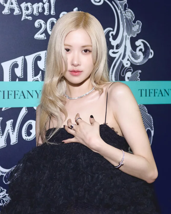 Rosé (BLACKPINK) thử nghiệm phong cách mới sau khi rời YG