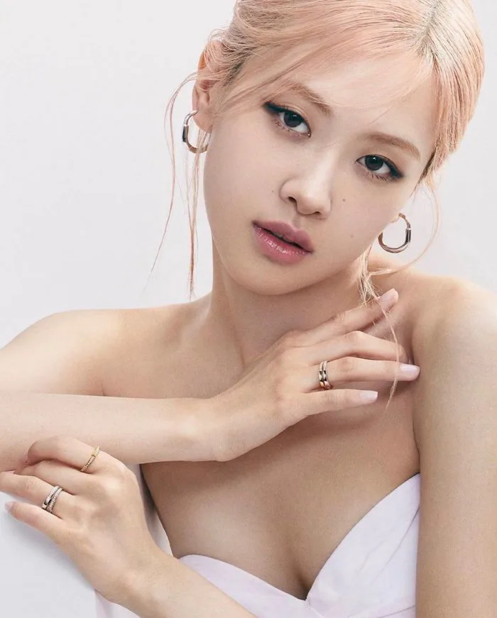 Vừa ở Việt Nam về, Rosé (BLACKPINK) đã tung ảnh khiến 9.000 fan dậy sóng