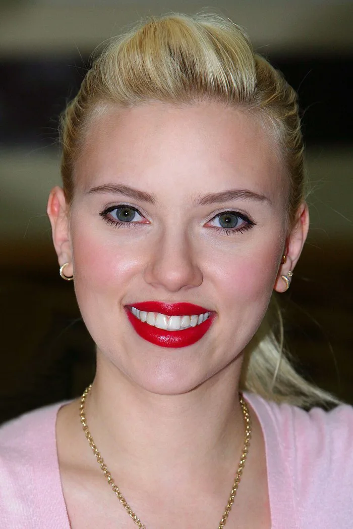 Tập tin:Scarlett Johansson in Kuwait 01b.jpg – Wikipedia tiếng Việt