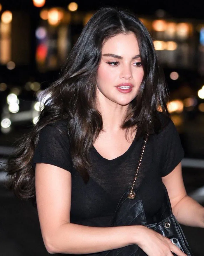 Selena Gomez dạo phố với diện mạo khó tin