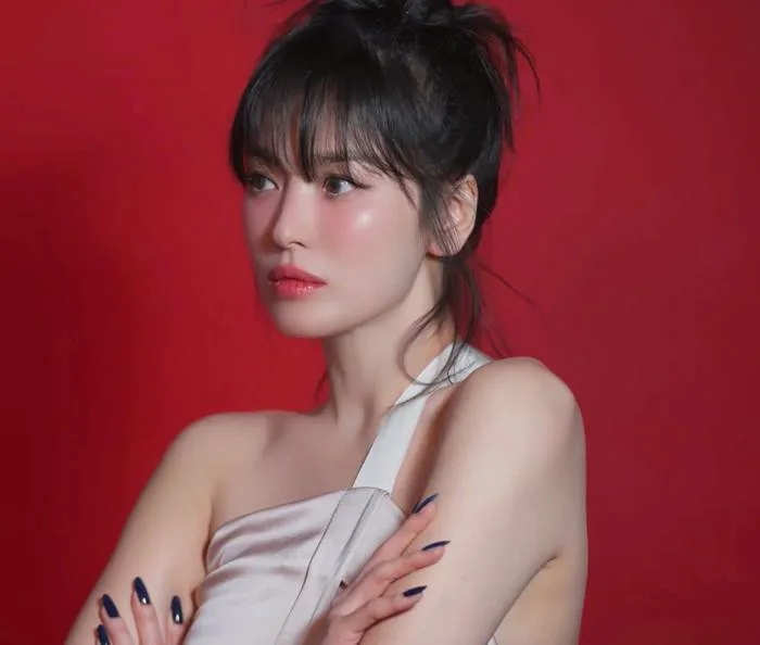 Song Hye Kyo khiến netizen dậy sóng với nhan sắc tuổi 43