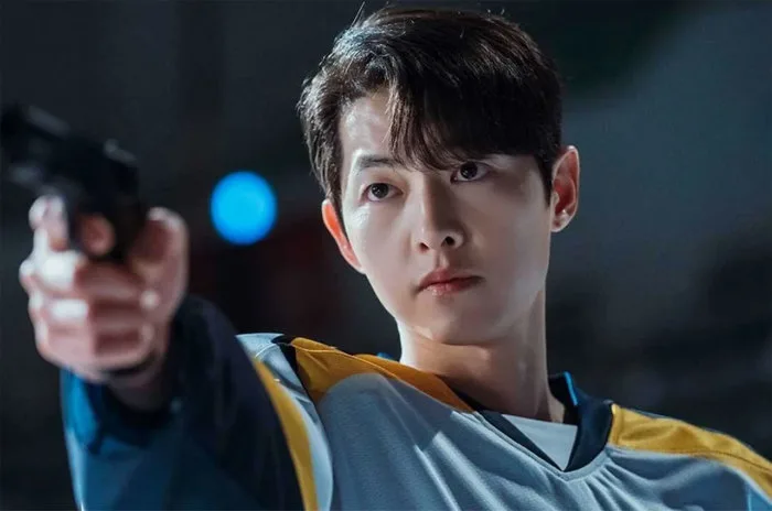 Song Joong Ki bật khóc trên phim trường Vincenzo ngày đóng máy