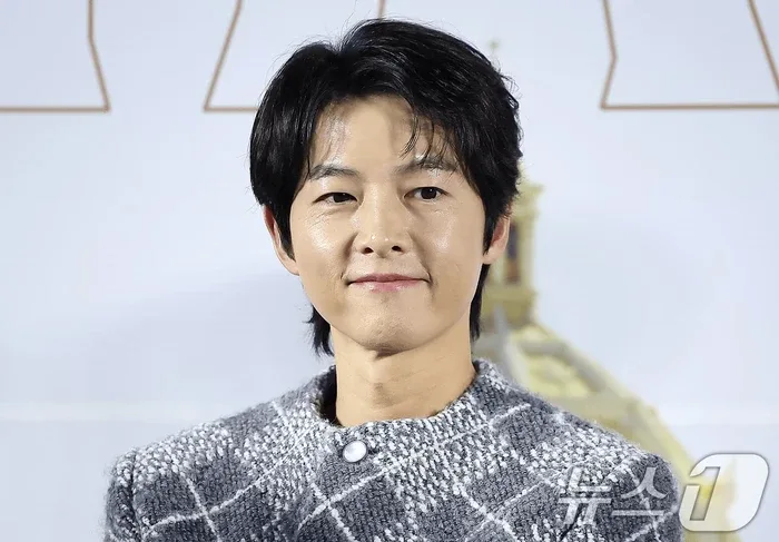 Song Joong Ki lộ diện sau khi có con thứ hai - Saostar.vn