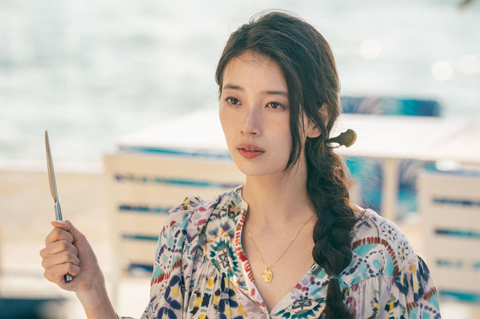 Suzy sống dựa vào nhan sắc mãi không biết ngại à?