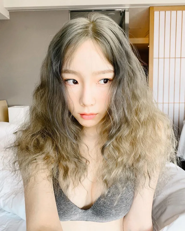 Nổi tiếng kín đáo, gần đây Taeyeon lại chăm khoe ảnh táo bạo quá fan thấy  không quen