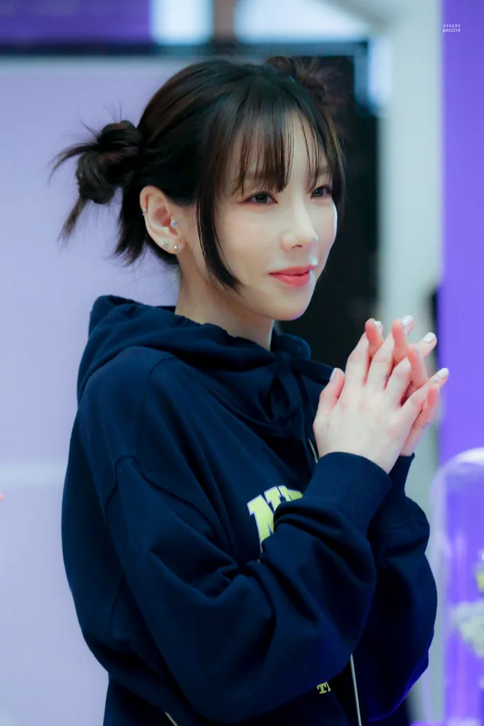 Ngược đời Taeyeon (SNSD) tự đăng ảnh thì gầy gò phát hoảng, fan chụp vội  lại lung linh miễn chê ở sự kiện