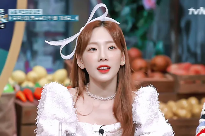 Taeyeon (SNSD) ngồi cạnh nhóm nữ 