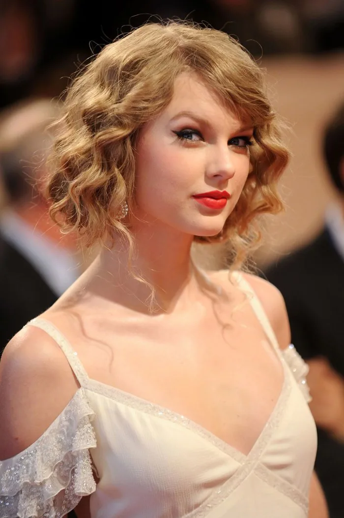Điểm lại những bộ cánh của Taylor Swift tại Met Gala qua từng năm