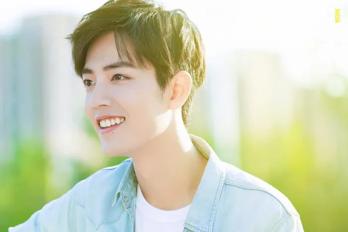 Lộ ảnh thời “trẻ trâu”: Tiêu Chiến giống Song Joong Ki đến lạ