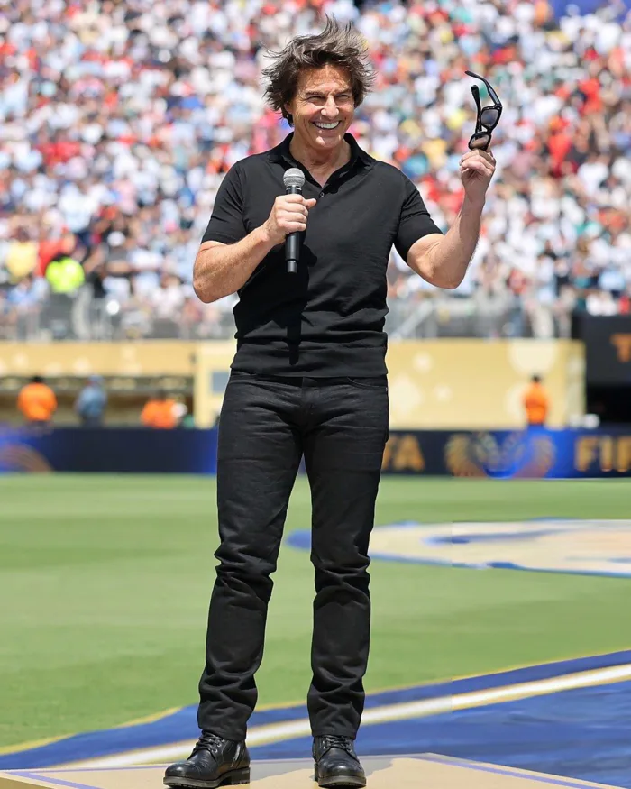 Cả thế giới đã trông đợi Tom Cruise phi mô tô, bám trực thăng, đu dây cơ mà!